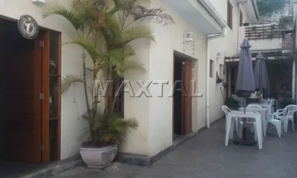Casa à venda com  3 dormitórios, 3 suítes, 3 banheiros, 3 salas, 4 vagas. De 330m².