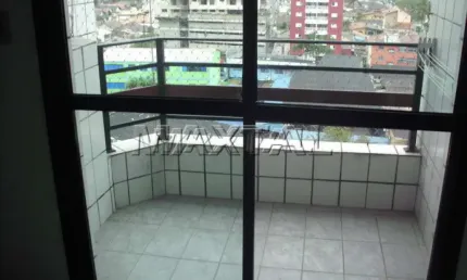 Apartamento à venda em santos, com 2 dormitórios, cozinha planejada e ar condicionado, e 1 vaga.