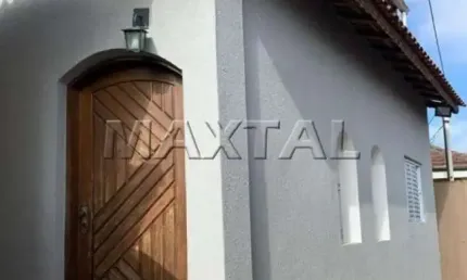 Casa de vila, com área gourmet no piso superior, 2 dormitórios, sala, cozinha, dois banheiros.