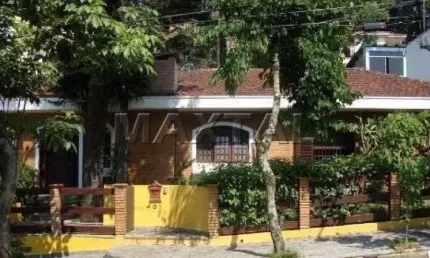 Casa à venda com 4 dormitórios, 2 suítes, 3 banheiros e 5 vagas de garagem.