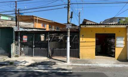 Terreno à venda com 3 casas mais uma loja ao nível da rua, na Vila Dionísia.