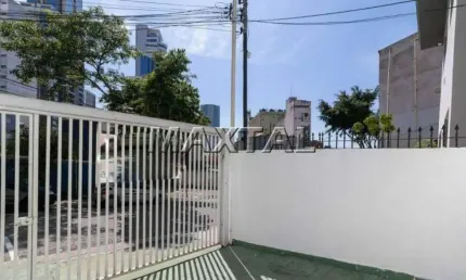 Sobrado comercial de 120m² para alugar próximo ao metrô. Com 2 banheiros e 2 vagas de garagem.