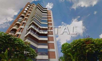 Apartamento com 4 dormitórios, 3 suítes, com varanda, uma sala ampla, piscina e lareira.