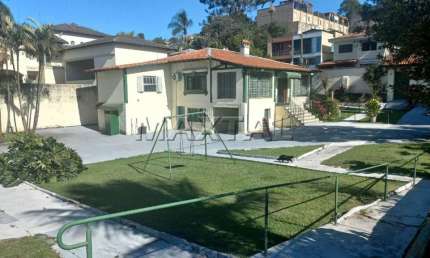 Casa na Vila Pedra Branca para locação com 3 suítes, 3 salas e 6 banheiros.