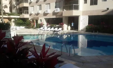 Apartamento de 2 dormitórios, 1° andar com sacada Praia da Enseada Guarujá, próximo da praia