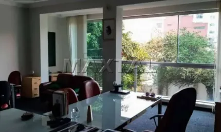 Prédio comercial à venda com 322m², 5 banheiros, 2 cozinhas, recepção, 3 andares.