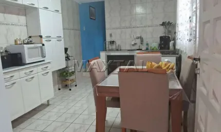 Sobrado à venda na Vila Medeiros, com duas moradias, sala ampla e 2 vagas, de 180m².