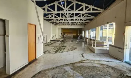 Salão comercial com 500m² de área construída, 5 salas, estacionamento, próximo Sonda  Supermercados.