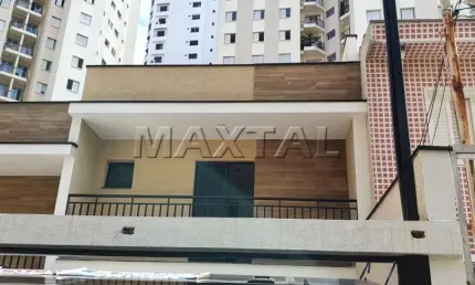 Sobrado novo à venda, com 3 suítes, 4 banheiros e 2 vagas de garagem, na Santa Teresinha.
