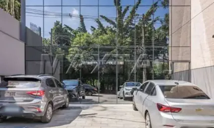 Prédio de 3 pavimentos, estacionamento frontal, mezanino, elevador de 912m² - pinheiros