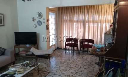 Casa Térrea na Água Fria à venda com 332m², com 3 dormitórios, 1 suíte e 2 vagas.