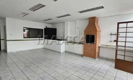 Prédio comercial em Santana com três andares, várias salas e área de lazer com churrasqueira.