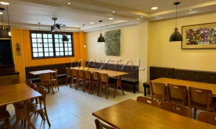 Casa Comercial em Santana, com 1 dormitório, 4 banheiros, 2 vagas com 300m²