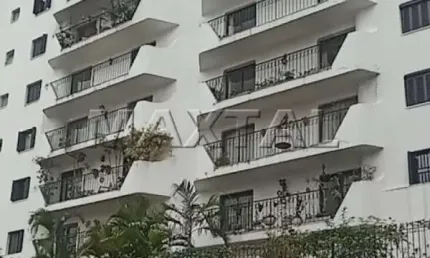 Apartamento com 4 dormitórios, sendo 1 suíte, 4 banheiros, 3 vagas de garagem e uma ampla sala