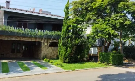 Casa em condomínio com 3 dormitórios, sendo 1 suítes, 6 banheiros, 4 vagas próximo  Centro comercial