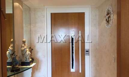 Apartamento 2 unidades  unificadas,  possuí 214m², 4 suítes, 3 salas, 6 banheiros e 4 vagas.