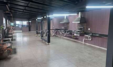 Apartamento seminovo com 1 dormitório, sala e cozinha conjugadas, e 1 banheiro.