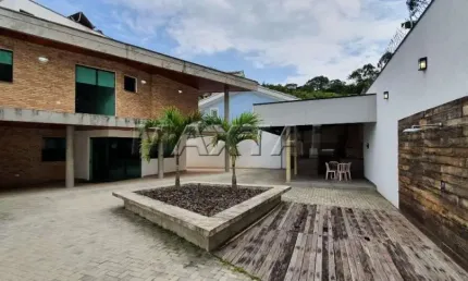 Lindo sobrado com 05 suítes, 01 lavabo, 08 banheiros, 05 vagas de garagem. 460 m².