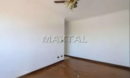Apartamento com 2 dormitórios com armários, sala, cozinha com armários, banheiro e vaga.