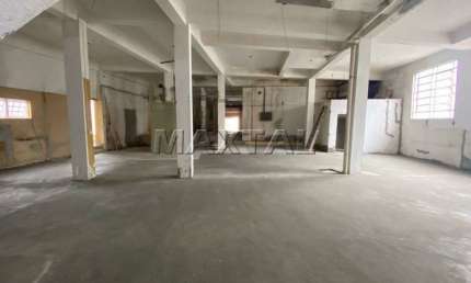 Galpão para locação de 450m², esquina pé direito alto. Com 2 banheiros e 5 vagas - Jacanã