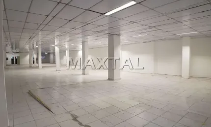 Loja no centro comercial de Santana com 590m², toda em piso frio, 4 banheiros,
