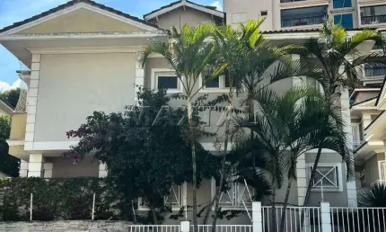 Casa em Condomínio com 3 dormitórios, 1 suíte, 3 vagas de garagem, de 156m².