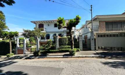 Casa toda mobiliada com piscina para locação no Jardim França, com 04 dormitórios e 5 vagas.