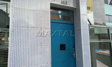 Casa com 1 dormitório, 1 sala com 70m², com edícula. Localizado na Santa Teresinha!