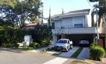 Casa com 3 suítes, 2 salas, 5 vagas, piscina, churrasqueira toda mobiliada.
