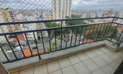 Apartamento com três dormitórios, uma suíte, cozinha americana, lavabo, varandas e vaga fixa.