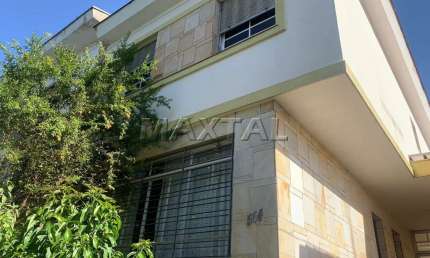 Sobrado à venda, 170 m², com 3 dormitórios, sendo 1 suíte, 3 banheiros e 3 vagas, perto do metrô.