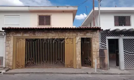 Sobrado residencial em Santa Teresinha com 2 dormitórios, 1 suíte e 2 vagas de garagem cobertas.