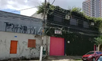 Galpão à venda com 480m², todo em piso de concreto em região comercial da Barra Funda.
