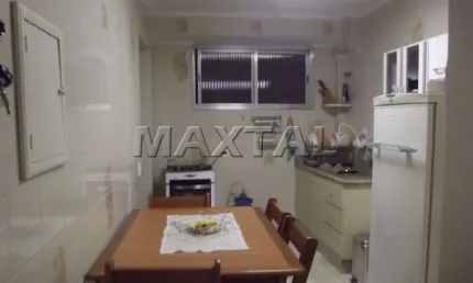Apartamento com 2 dormitórios, 2 salas, 2 banheiros e vaga de garagem. Em Santana.