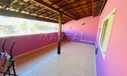 Casa com 4 quartos sendo 1 suite  2 sala vaga pra 4 carro com churrasqueira e fogão a lenha.