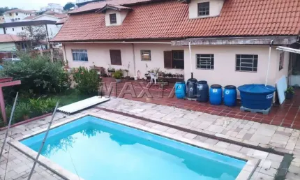 Sobrado à venda, com 5 dormitórios, 2 suítes, 2 salas, 5 banheiros e 8 vagas de garagem.