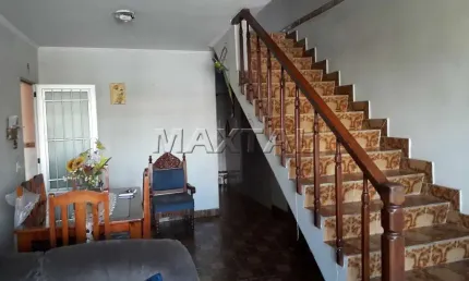 Vende-se sobrado no Lauzane, com 3 dormitórios sendo uma suíte, sala para 2 ambientes e cozinha.
