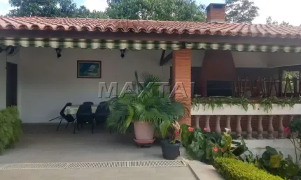 Chácara em Mairiporã com 3 dormitórios, sendo 1 suíte, e 5 banheiros, com piscina.