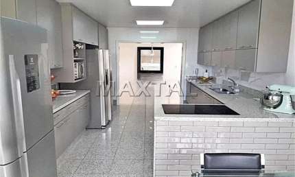 Casa na Santa Teresinha, de 570m². Com 4 quartos, 4 suítes, 4 vagas de garagem e 5 banheiros.