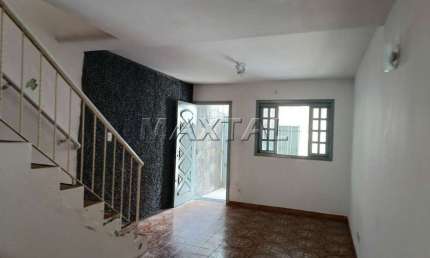 Sobrado para locação com 2 dormitórios, 1 banheiro, sala, cozinha e 1 vaga coberta demarcada.