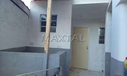 Casa Residencial de fundos 40m² contendo um dormitório, uma cozinha e um banheiro.