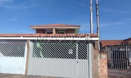 Sobrado 130m², 03 vagas de garagem, 04 quartos sendo 01 suíte, quintal e churrasqueira.