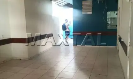 Loja com 100m² de área construída, salão amplo, copa, cozinha e 2 banheiros.