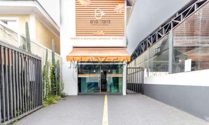Ponto comercial de 182m² na Augusto Tolle com 4 banheiros e recuo com 2 vagas, em Santana.