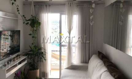 Apartamento 50m², em andar alto. Com 2 dormitórios, sala, cozinha, banheiro e lavanderia.