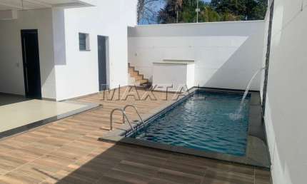 Casa à venda no tremembé, com 4 quartos, 4 suítes, 2 lavabo, 6 vagas e piscina.