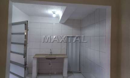 Casa à venda reformada, com 2 quartos, 2 banheiros, sala, cozinha e lavanderia.