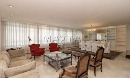 Apartamento à venda no Jardim Paulista, com 4 suítes com armários embutidos, 3 vagas fixas.