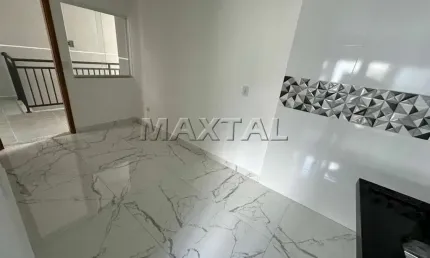 Apartamento novo à venda na Vila NIvi, de 48m²; Com 2 dormitórios, vaga e quintal privativo.