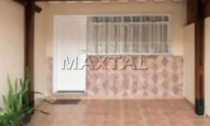 Sobrado residencial de 120m² com 3 dormitórios, sala para 2 ambientes, quintal e vaga.